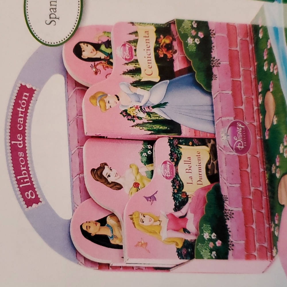 8 Disney Princess Hardcover Books in Spanish, comes with a carrier. New
